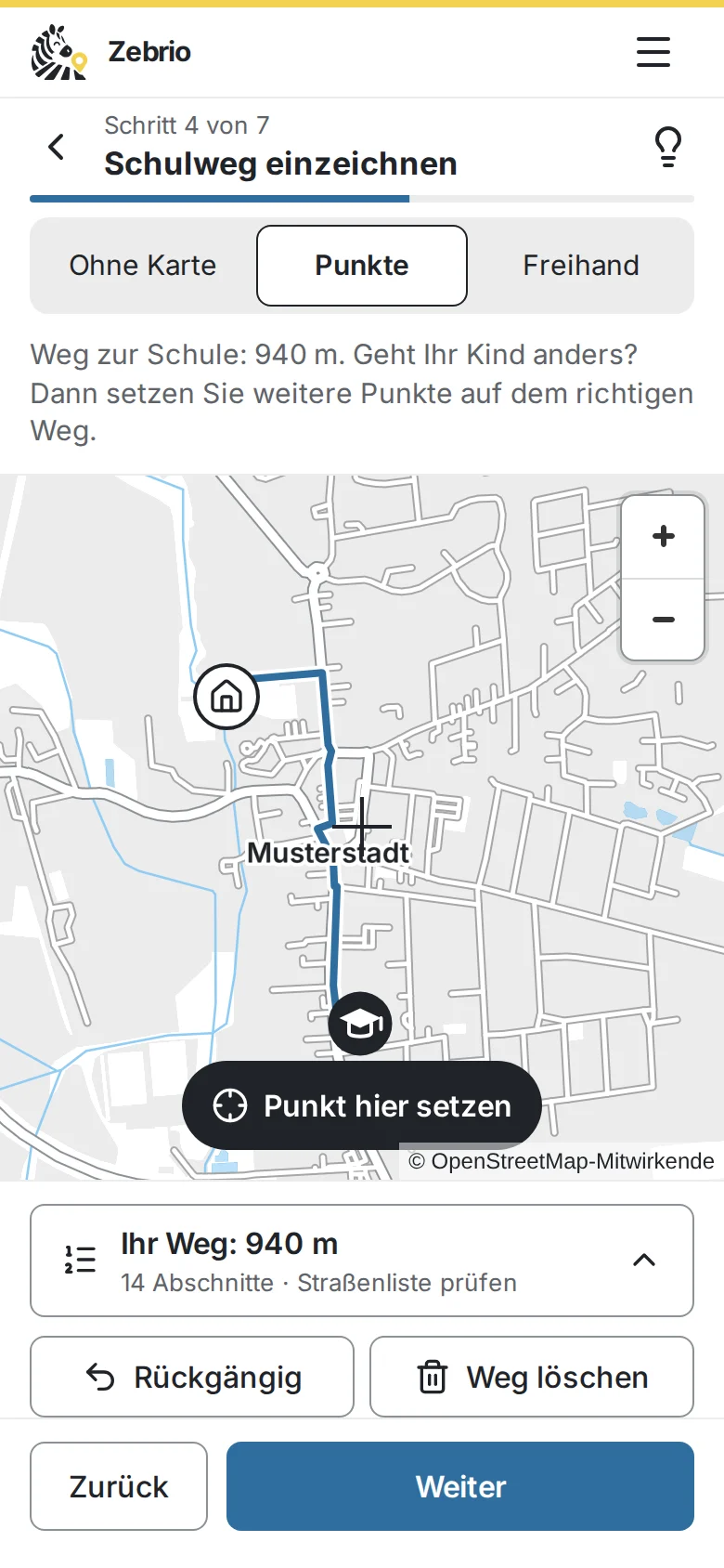 Screenshot of the survey on a phone: step 4 of 7, “Schulweg einzeichnen” (draw the route to school), with a way from home to the school on the map of the demo town.