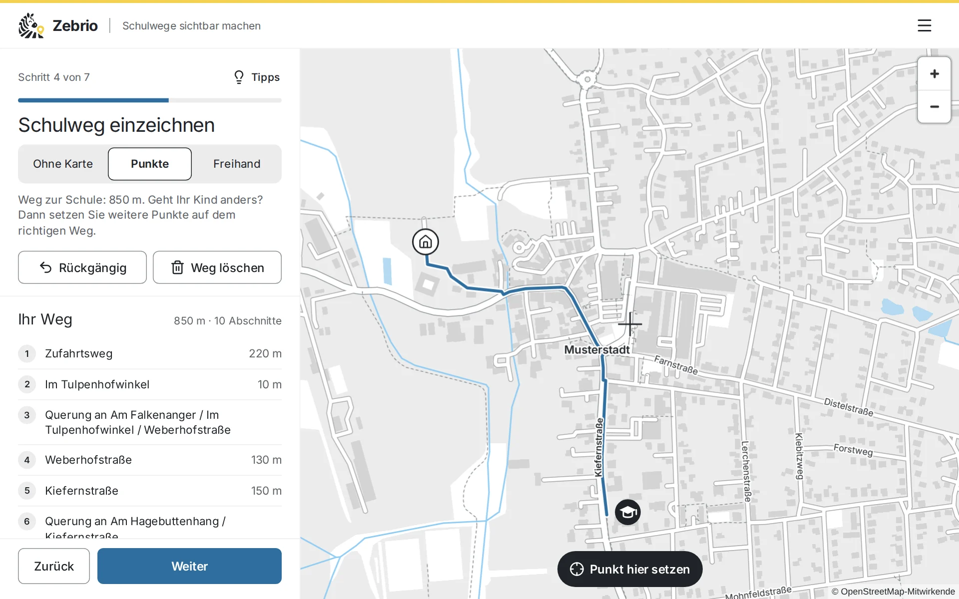 Screenshot of the survey on a computer: step 4 of 7, “Schulweg einzeichnen” (draw the route to school), the controls on the left, on the right the map of the demo town with a way from home to the school.